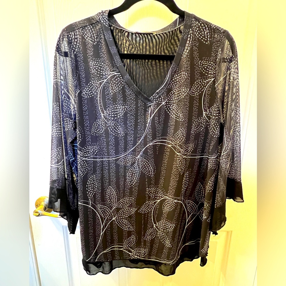Large black/grey/white 3/4 sleeve blouse